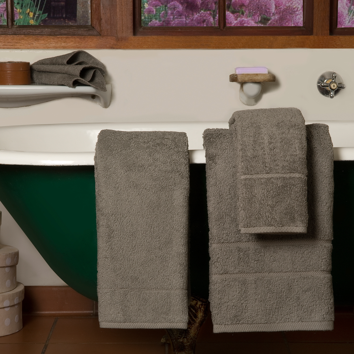 Please note only the bath towel is available (bottom left)