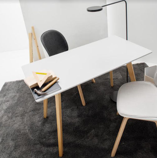 Minimalist Savvy Desk 