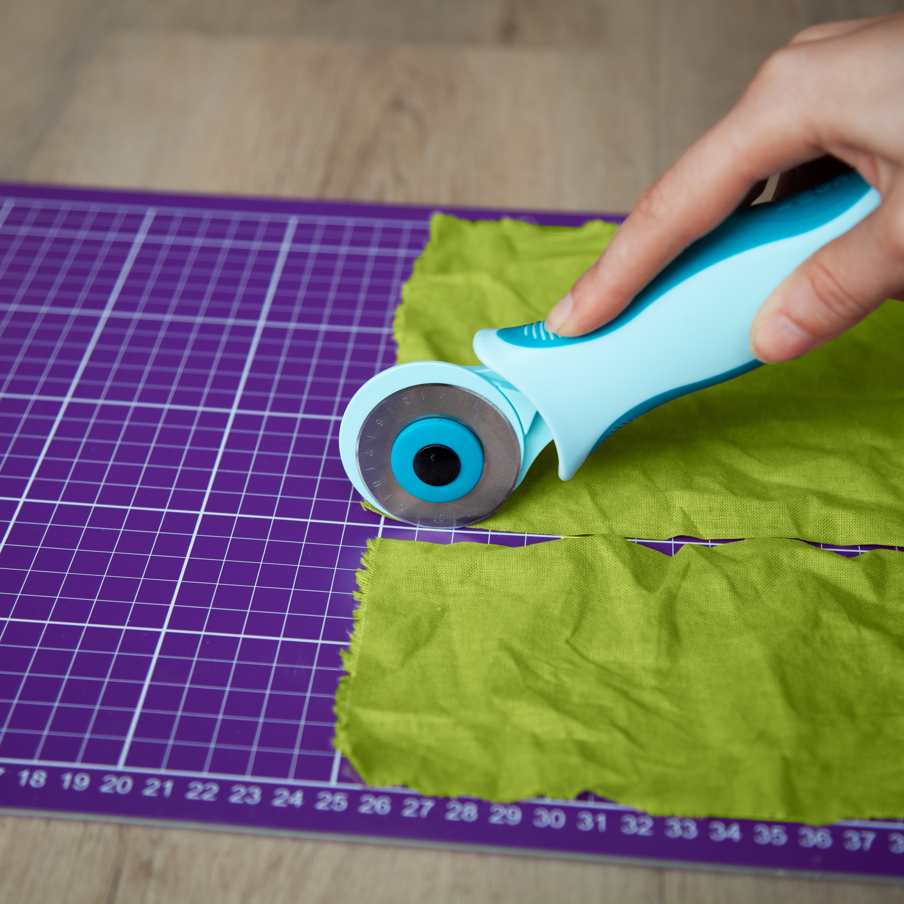 Double-Sided Self Healing Cutting Mat and 45mm Rotary Cutter (for Left or Right Hand Use)